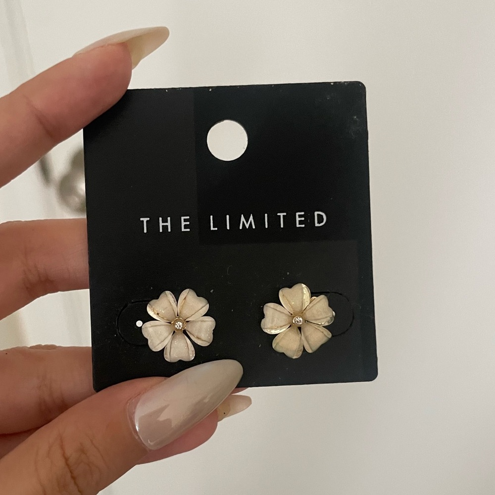 NWT Beige flower earrings